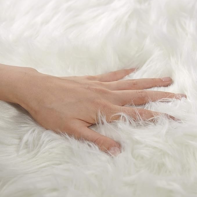 SERISSA Soft Round Faux Sheepskin Fur Area Rug White Circle Fluffy Rugs Circular Shaggy Rug Plush Circle Carpet Play Mats for Kids Girls Room Princess Castle Christmas, 5ft Diameter