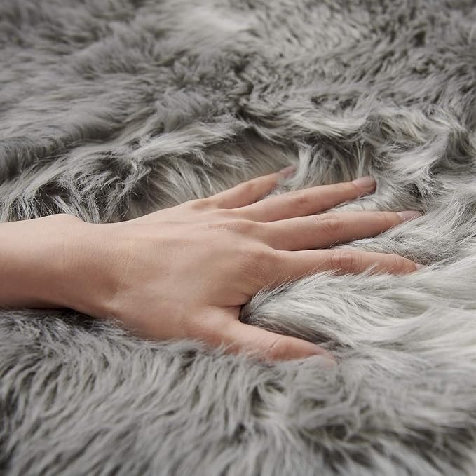 SERISSA Faux Sheepskin Fur Area Rug Grey Fur Chair Cover Seat Pad Small Fuzzy Rug for Bedroom Floor Sofa Living Room Decor 2x3 Feet