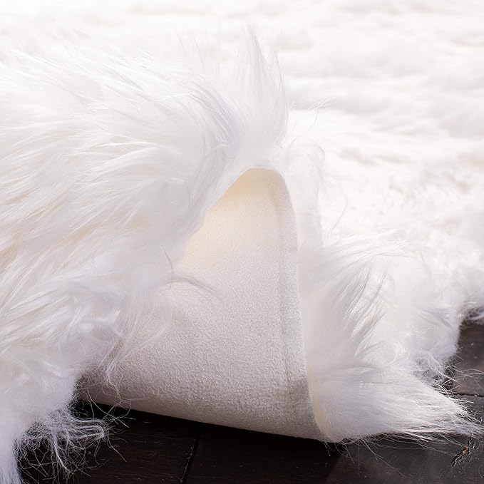 SAFAVIEH Faux Sheep Skin Collection Area Rug - 5' x 7', Ivory, Silken Glam Design, Non-Shedding & Easy Care, 2.35-inch Thick Ideal for High Traffic Areas in Living Room, Bedroom (FSS235A)