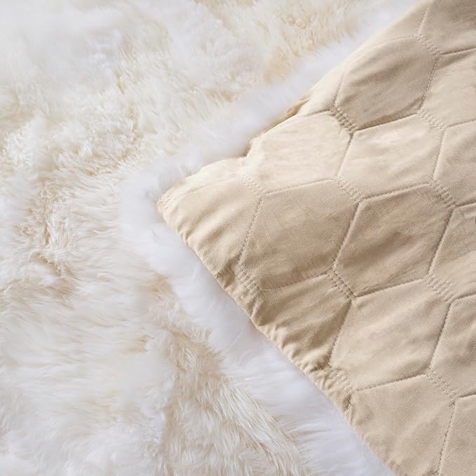 SAFAVIEH Sheep Skin Collection Area Rug - 4' Square, Natural & White, Handmade Rustic Glam Genuine Pelt, 3.4-inch Thick Ideal for High Traffic Areas in Living Room, Bedroom (SHS211A)