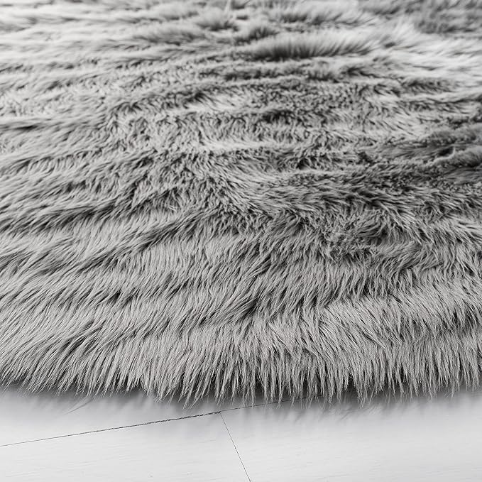 SAFAVIEH Faux Sheep Skin Collection 5' Round Grey FSS235D Silken Glam 2.35-inch Thick Area Rug