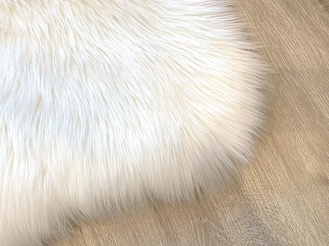 LAMBZY Faux Sheepskin Super Soft Hypoallergenic Silky Shag Rug for Living Room, Kids Room, Sofa (Quarto 4 Pelts 4'x6', White)