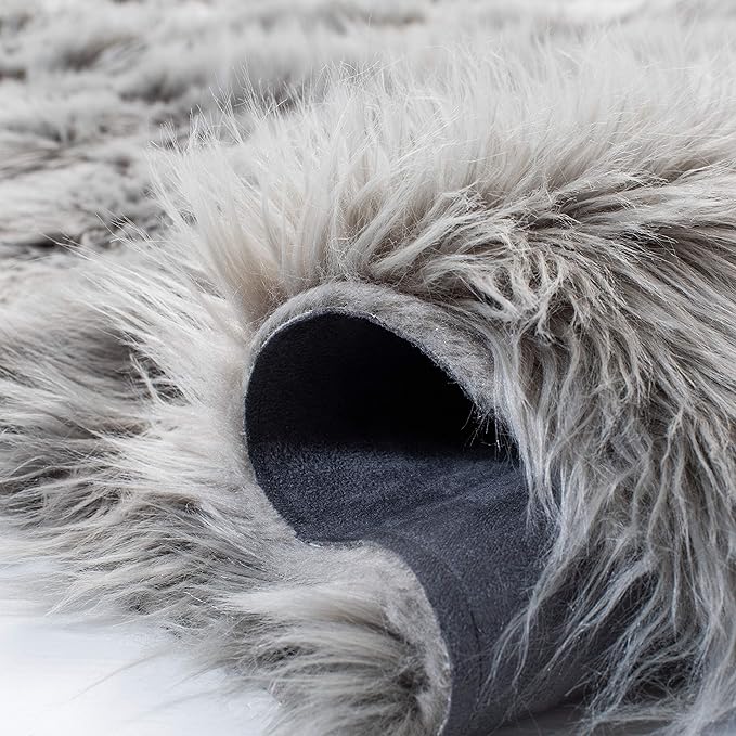 SAFAVIEH Faux Sheep Skin Collection 2'6" x 4' Grey FSS235D Silken Glam 2.35-inch Thick Accent Rug