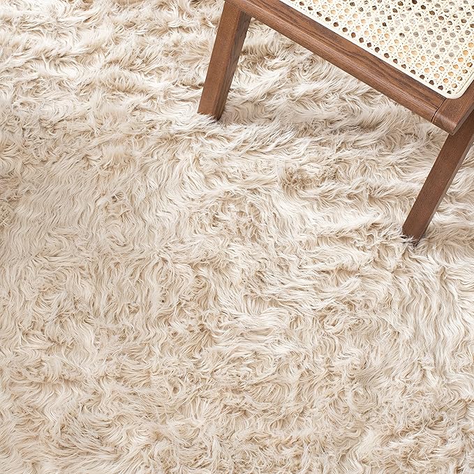 SAFAVIEH Faux Sheep Skin Collection Accent Rug - 3' Round, Beige, Silken Glam Design, Non-Shedding & Easy Care, 2.35-inch Thick, Ideal for The Living Room, Dining Room, Bedroom (FSS235K-3R)